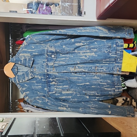 NEW! DISTRESSED DENIM JACKET SIZE MEDIUM - Picture 2 of 5